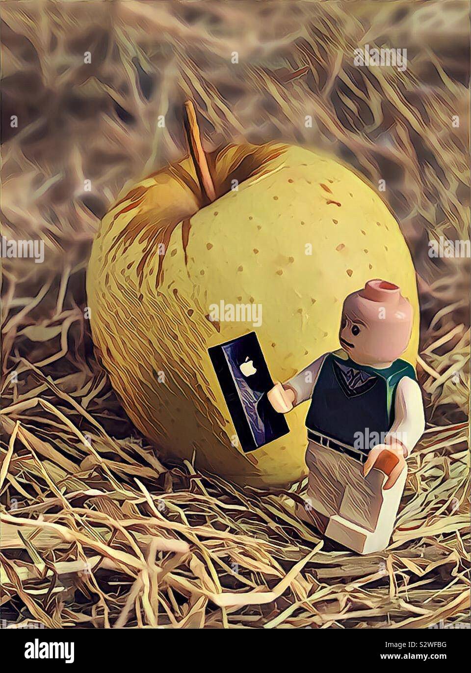 LEGO Figur mit neuem Apple iPhone 14 - Smartphone-aufgenommenes Stockfoto