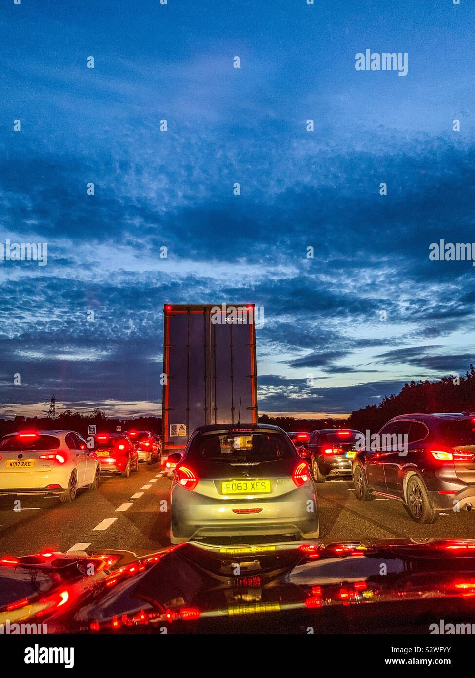 Viel Verkehr in der Dämmerung auf der M62 in West Yorkshire Stockfoto