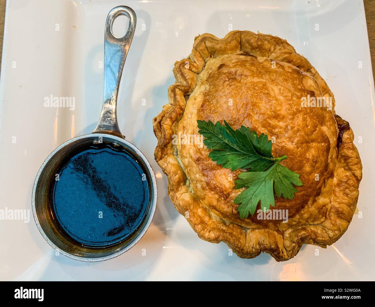 Torte Steak mit Wanne mit Soße - Smartphone-aufgenommenes Stockfoto