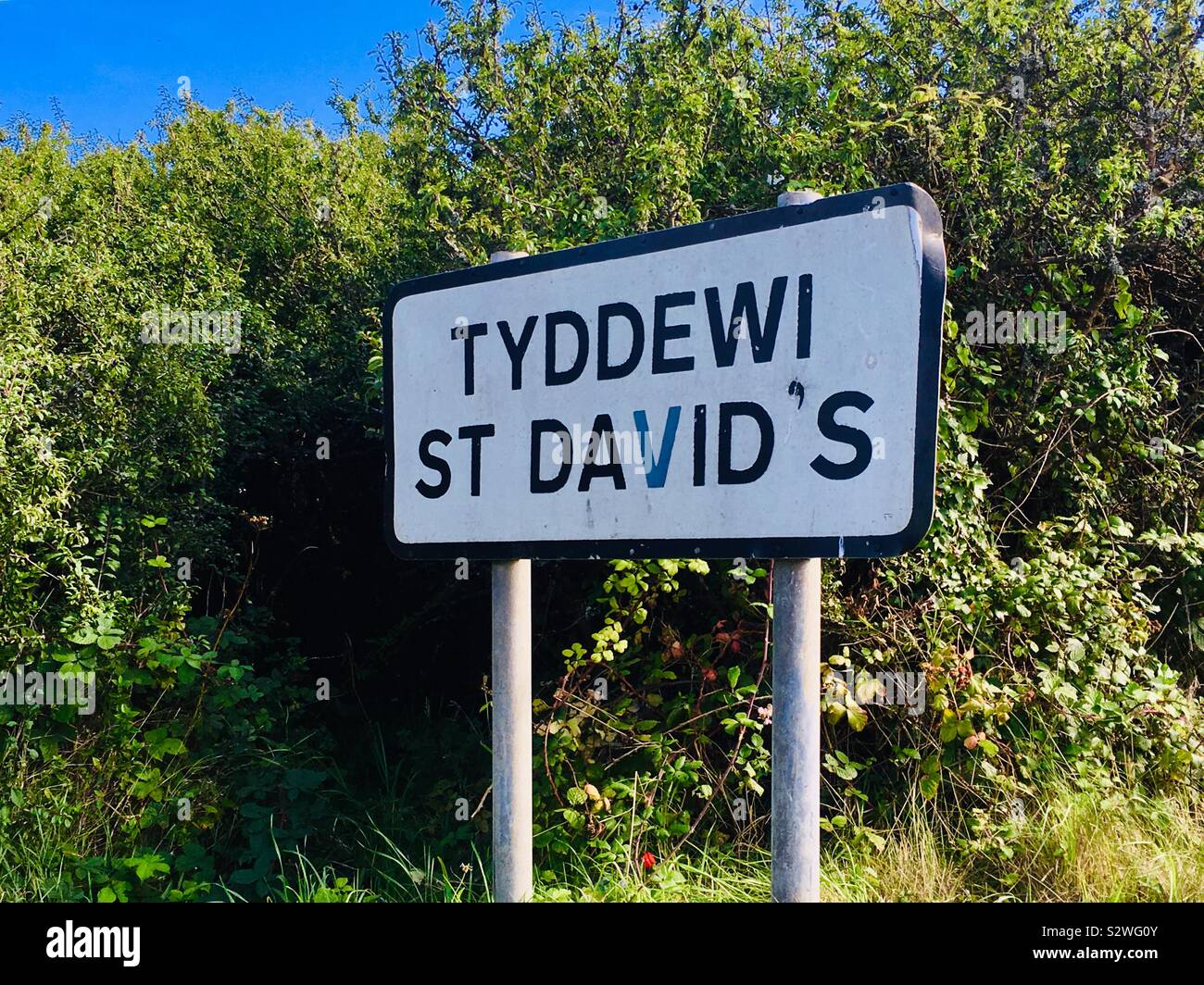 Zweisprachiges Straßenschild für St David's in Pembrokeshire, West Wales. Englische und Walisische Sprache Stockfoto