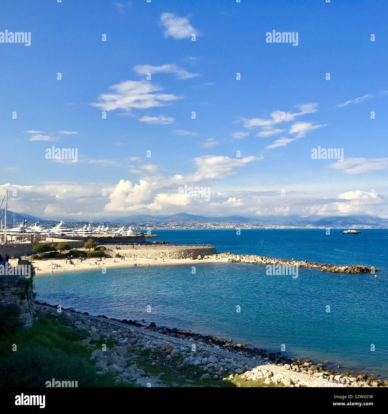 Antibes Strand und Hafen, Côte d'Azur, Südfrankreich Stockfoto