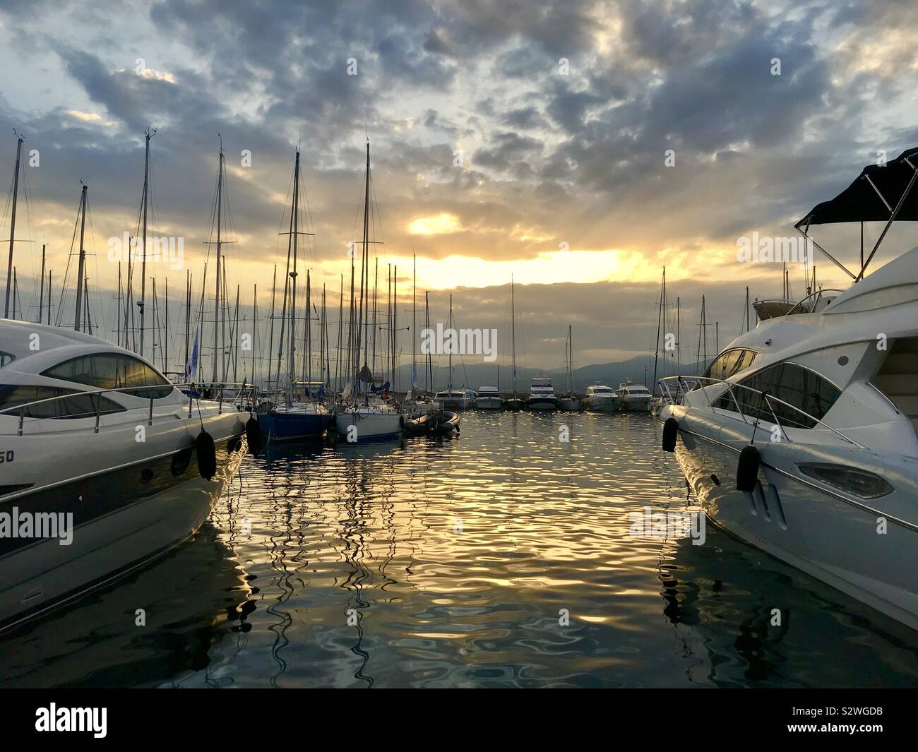 Saint-Tropez Hafen bei Sonnenuntergang, Côte d'Azur, Südfrankreich Stockfoto