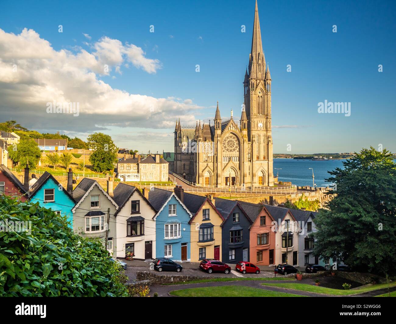 Reihe von bunten Häusern mit Dom Hintergrund in Cobh Stadt Irland Stockfoto