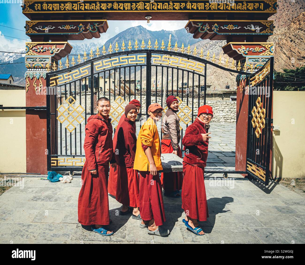 Junge buddhistische Mönche auf dem Weg in Nepal Kloster zu arbeiten Stockfoto