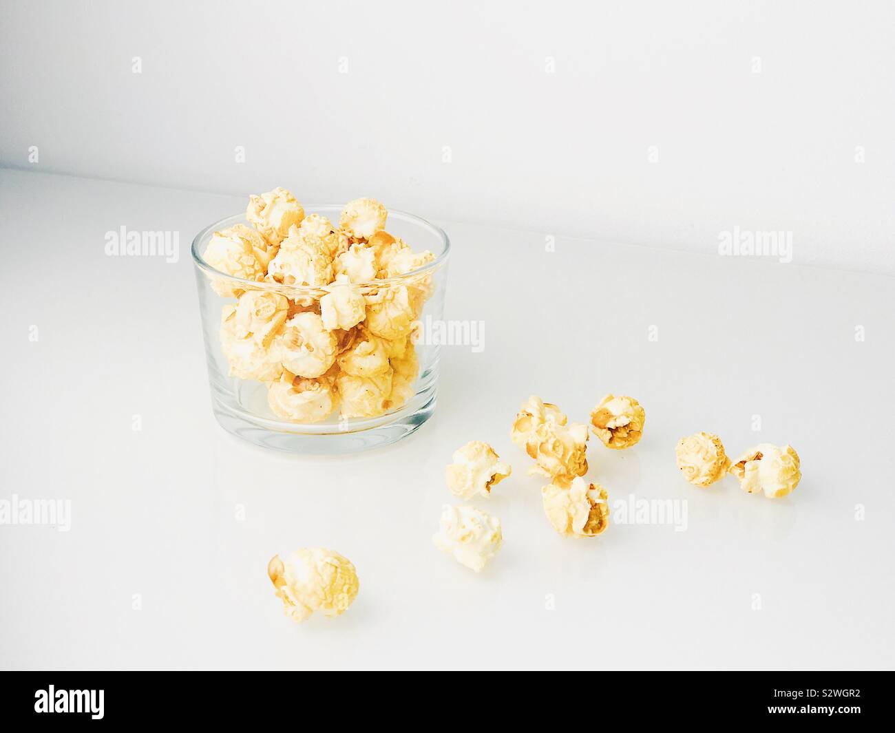 Close-up popcorn Snacks auf ein weißes Top Sideboard Stockfoto