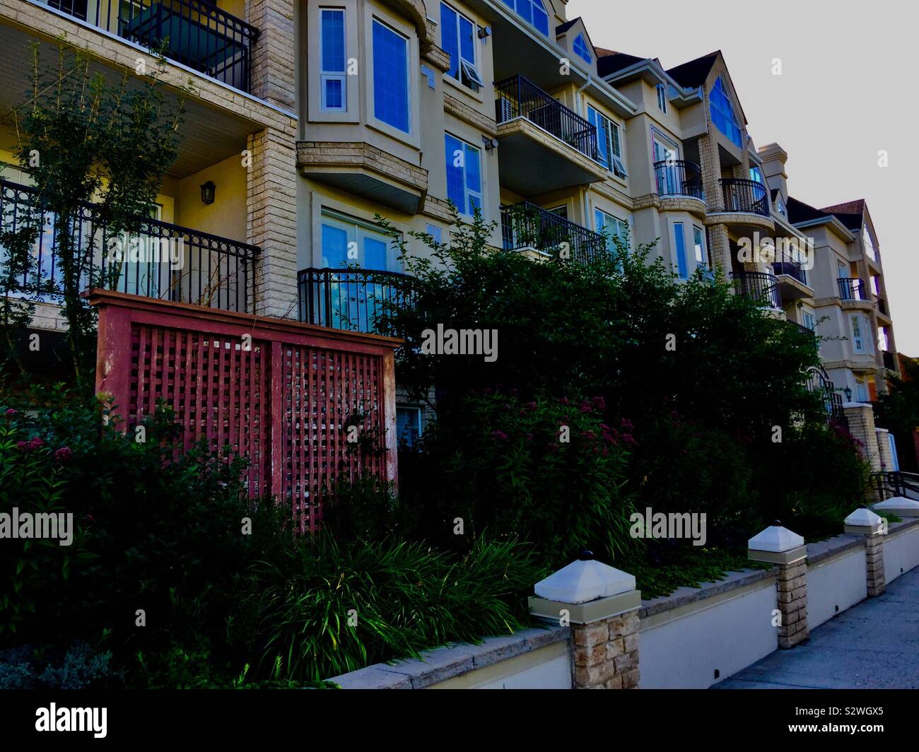 Straßenszenen in Kensington, Alberta, Kanada. Neue Wohnung, Appartement, Residence, home - Smartphone-aufgenommenes Stockfoto