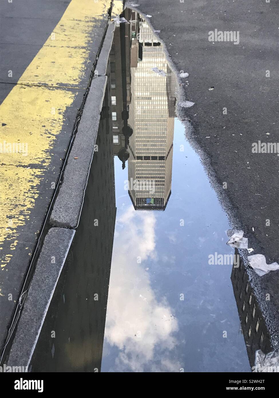 Nach dem Regen. Reflexion der Met Life Building, New York City Stockfoto