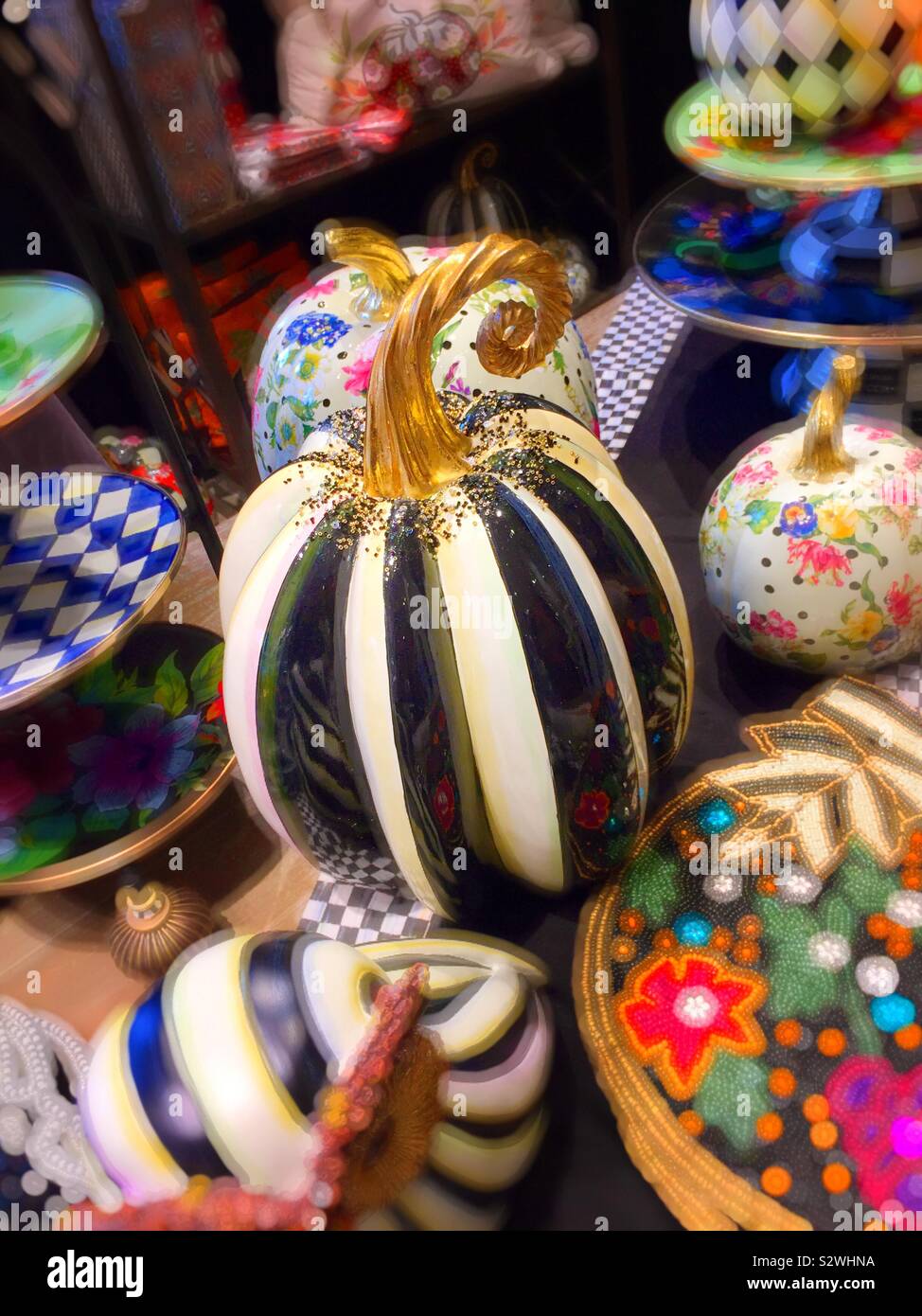 Bunte Kürbis Home Decor Anzeige Stücke zum Verkauf in Mackenzie Childs, Soho, New York, United States - Smartphone-aufgenommenes Stockfoto