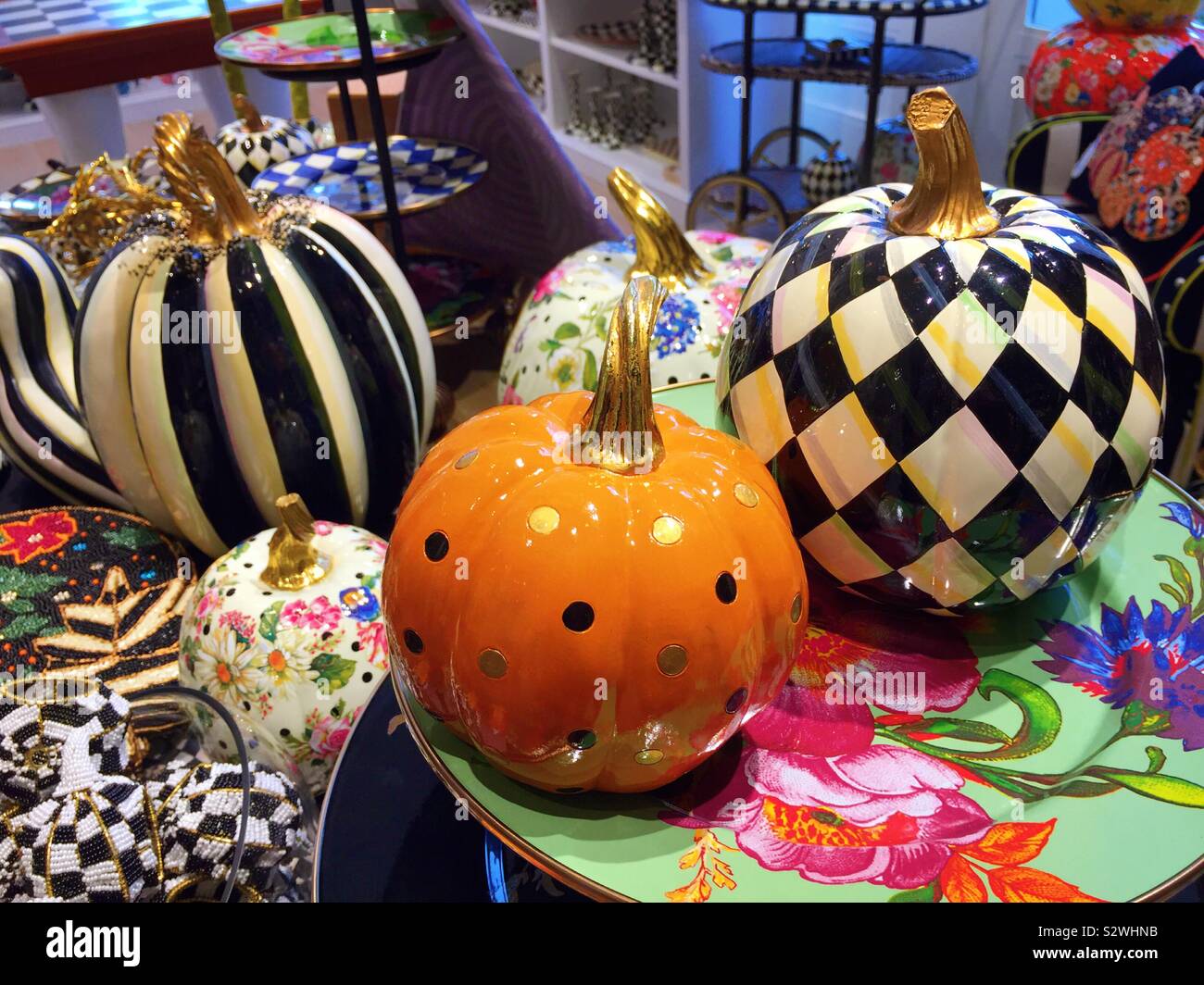 Bunte, gestreifte und karierte Kürbis Home Decor Stücke zum Verkauf in Mackenzie Childs, Soho, NEW YORK CITY, USA - Smartphone-aufgenommenes Stockfoto
