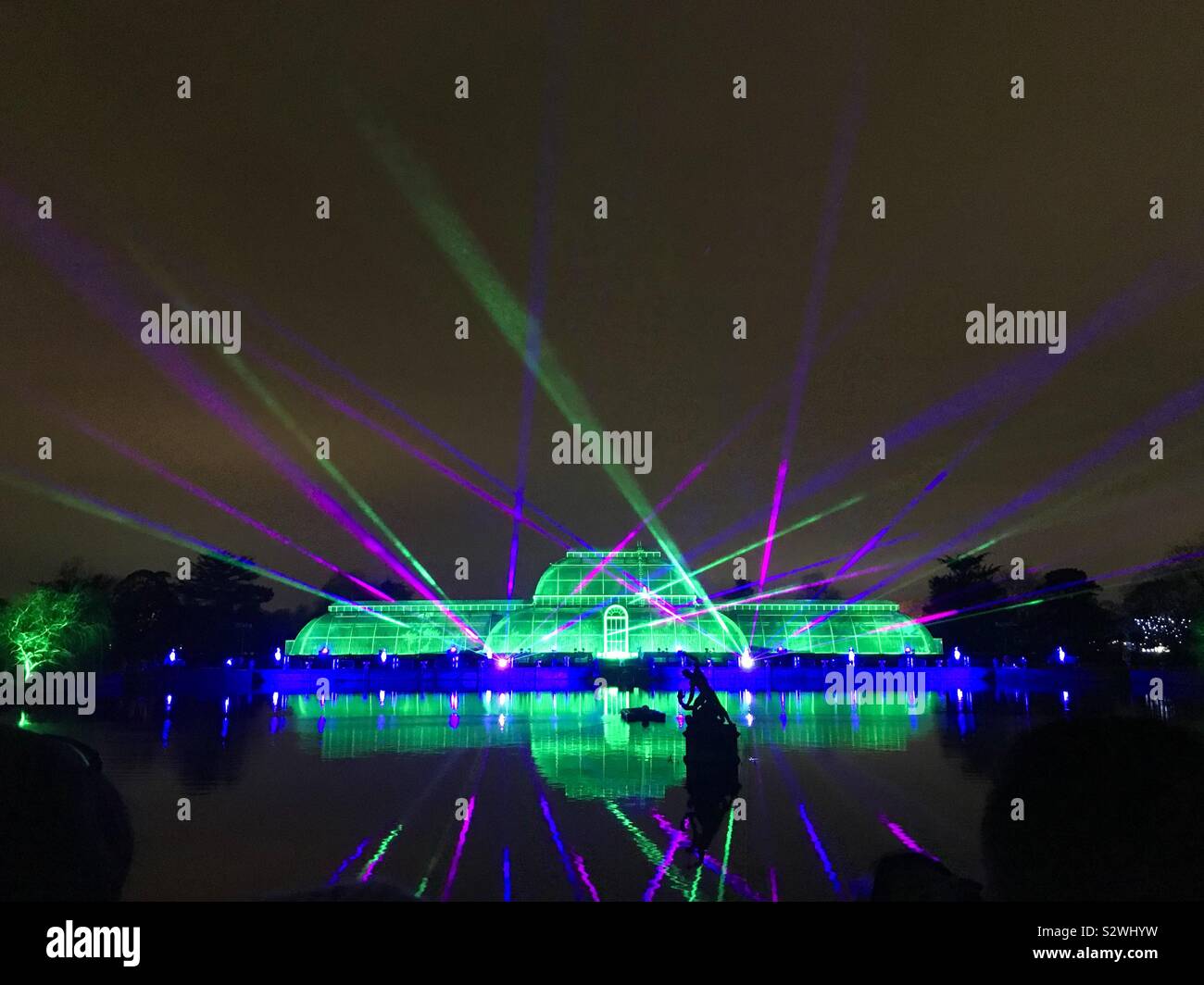 Laser Display über den See zu den Kew Gardens Kew, Weihnachten 2018, beleuchtete Trail, London, UK Stockfoto