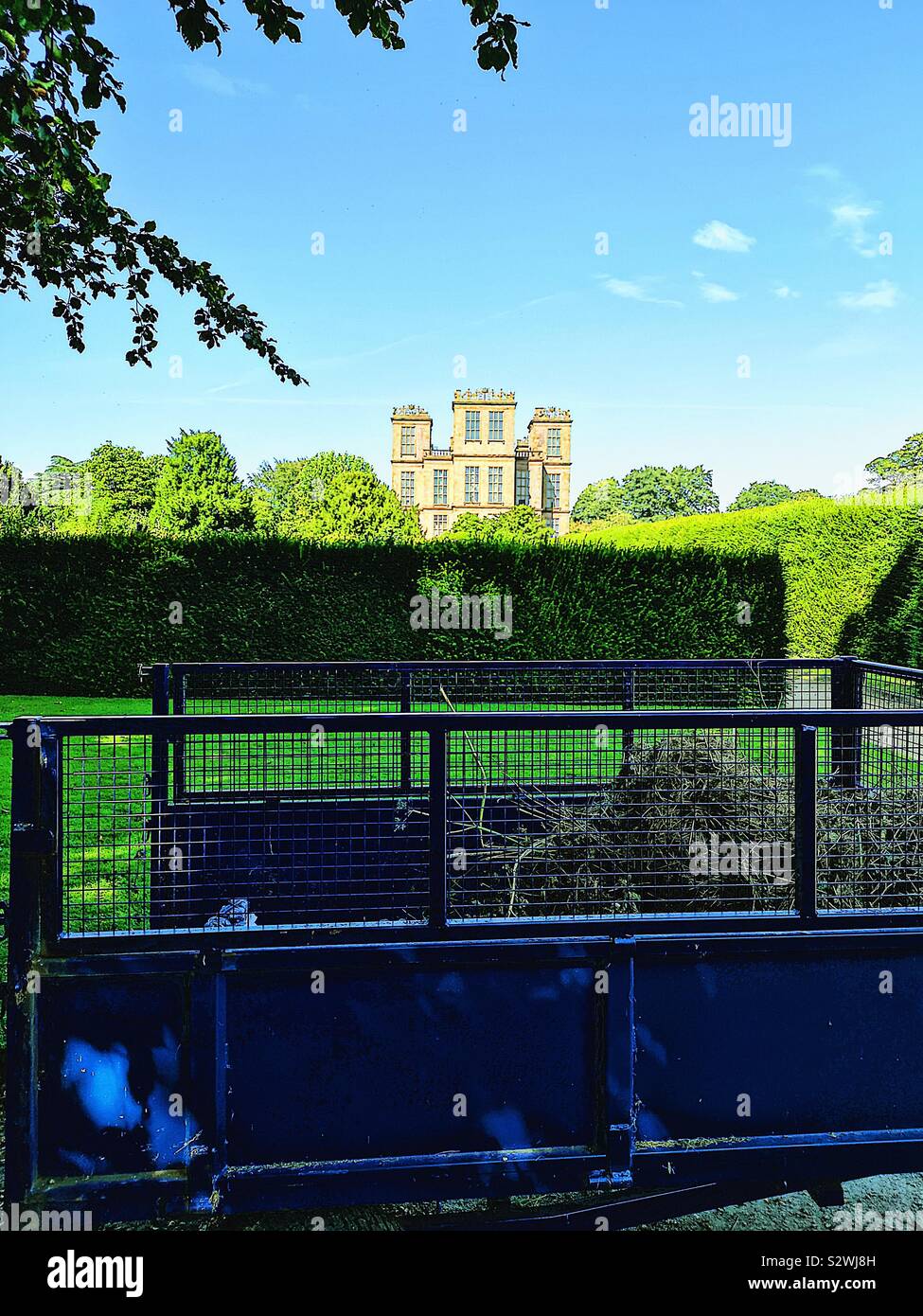 Hardwick Hall mit Garten Katze im Vordergrund, Derbyshire, England. Grad 1 Elisabethanischen Landhaus zwischen 1590-97 von Robert Smythson für Bess von Hardwick, Elizabeth Shrewsbury gebaut aufgeführt Stockfoto