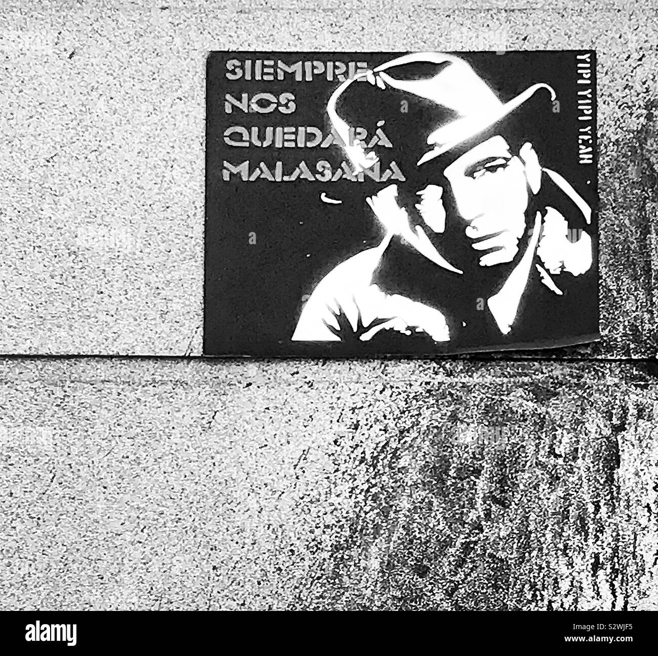 Wandmalerei Kunst an der Ecke einer Straße im angesagten Viertel Malasaña, Madrid Hommage an Humphrey Bogart Stockfoto