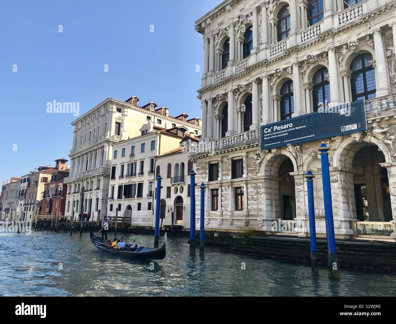Eine Gondel vorbei vor der Ca' Pesaro internationale Galerie für Moderne Kunst, am Grand Canal in Venedig, Italien, Europa Stockfoto