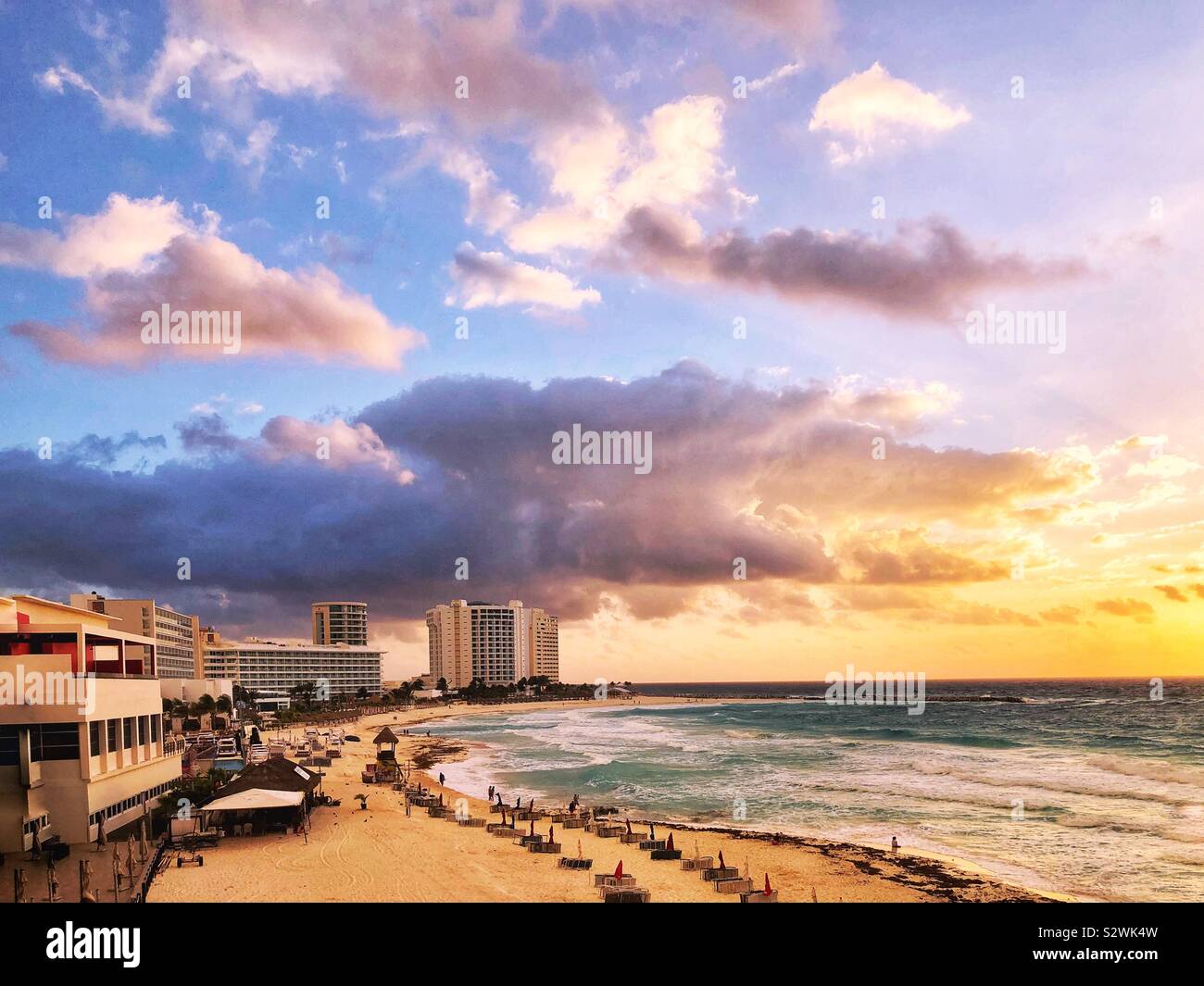 Dramatische goldenen Sonnenuntergang über Hotels in Cancún Stockfoto