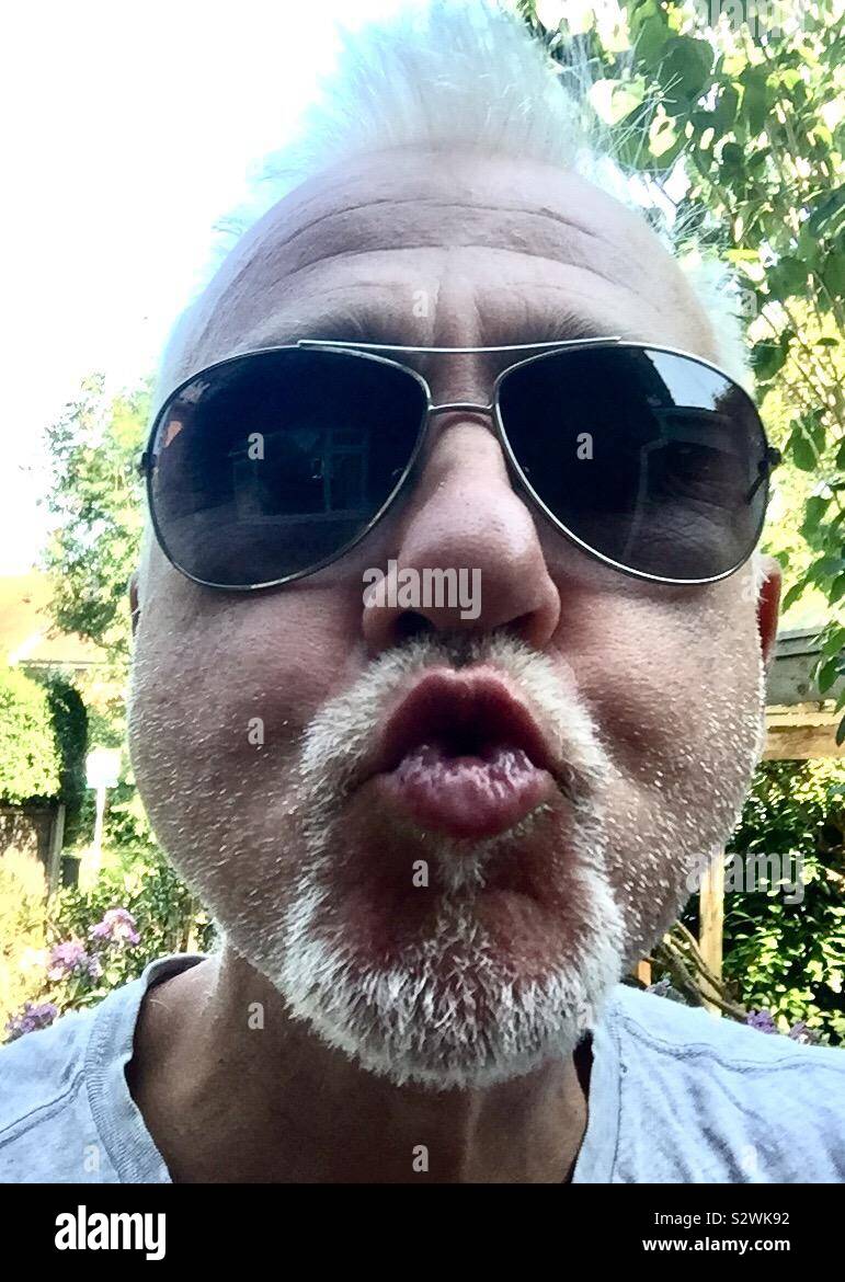 Mann bläst einen Kuss - Smartphone-aufgenommenes Stockfoto