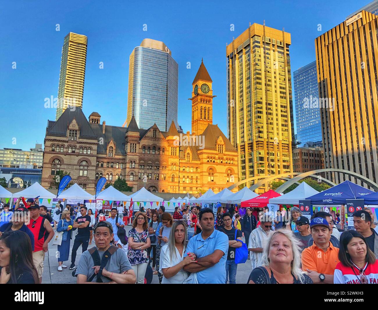 Die Zuschauer auf eine kulturelle Veranstaltung in der Innenstadt von Toronto, Ontario, an Nathan Phillips Square. - Smartphone-aufgenommenes Stockfoto