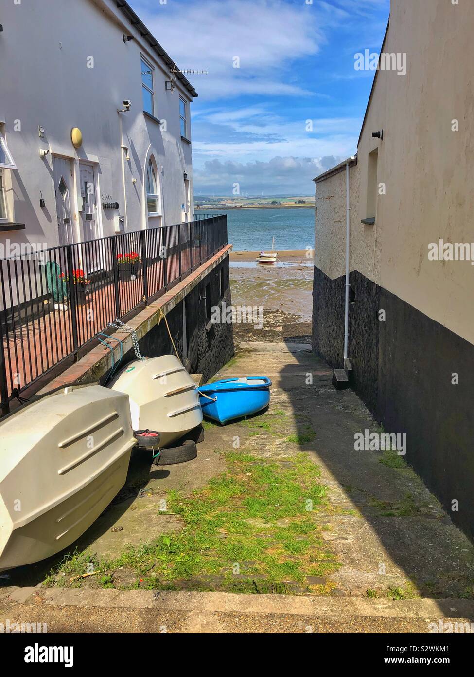 Ein Blick auf das Meer zwischen zwei Häusern, Appledore, North Devon, August. - Smartphone-aufgenommenes Stockfoto