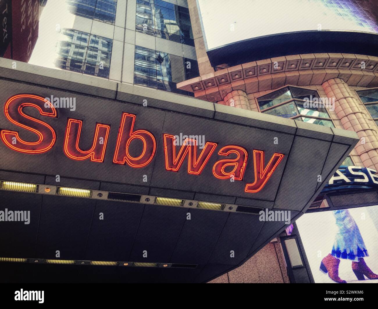 Riesige hell leuchtende rote U-signage am Times Square, 42nd St. Station, New York City, USA Stockfoto