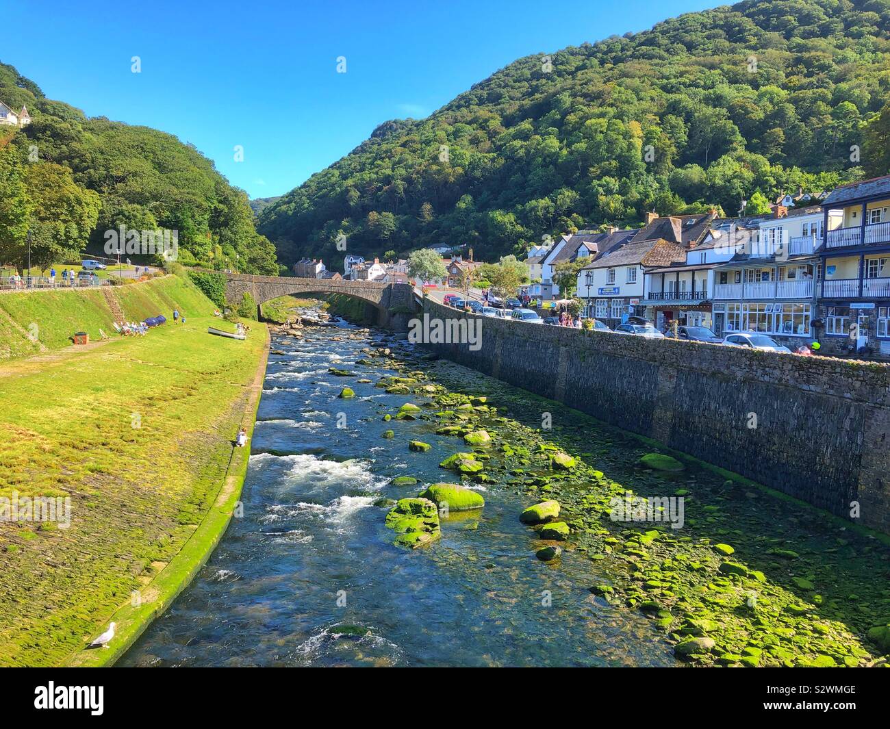 Lynton, auf dem Fluss Lyn, wo es das Meer verbindet, North Devon, August. Stockfoto