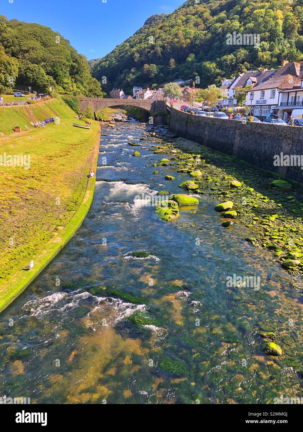 Den Fluss Lyn, die durch den Küstenort Lynton, North Devon, August. Stockfoto