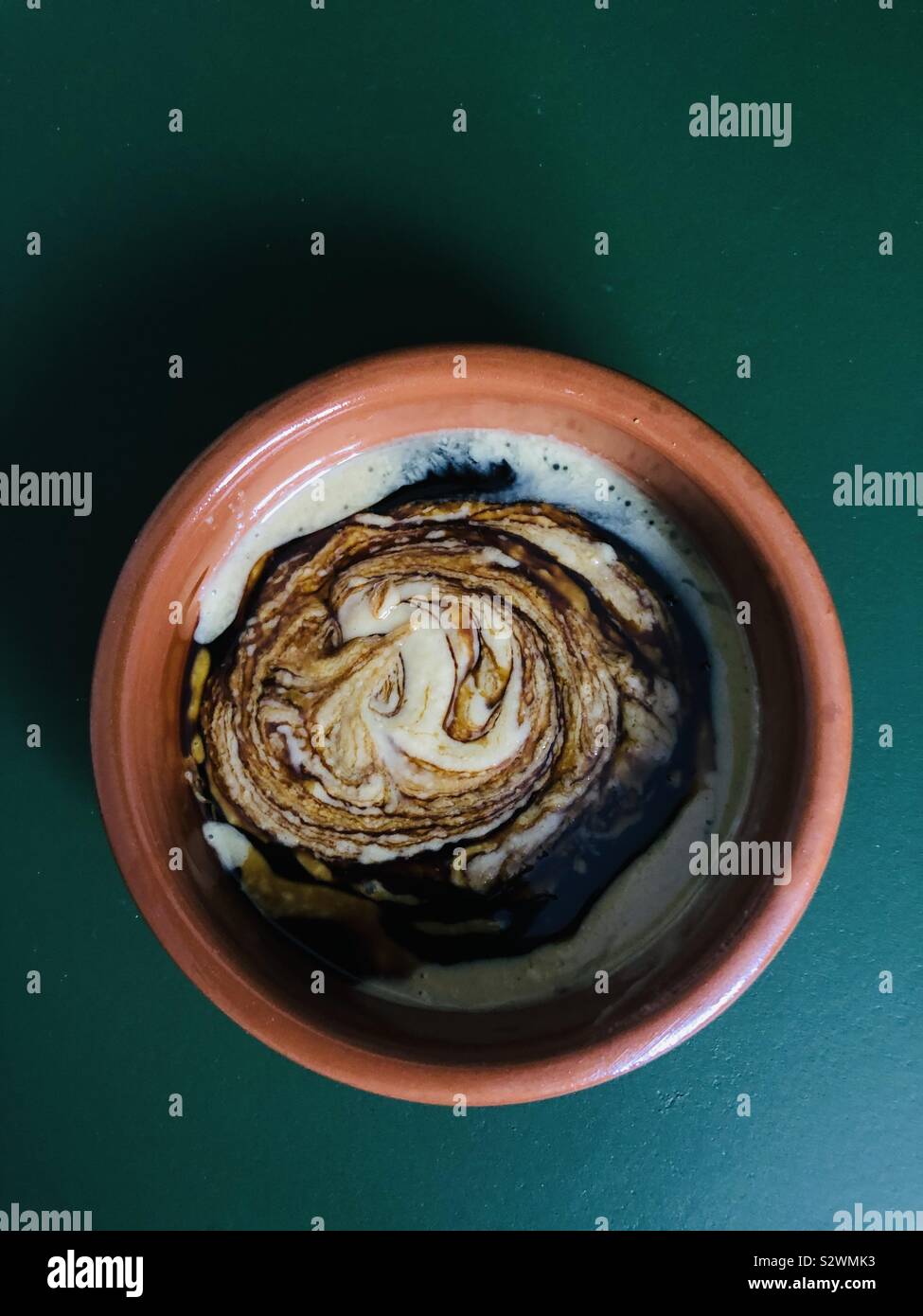 Tahini gemischt mit johannisbrotsirup mediterranes Frühstück - Smartphone-aufgenommenes Stockfoto