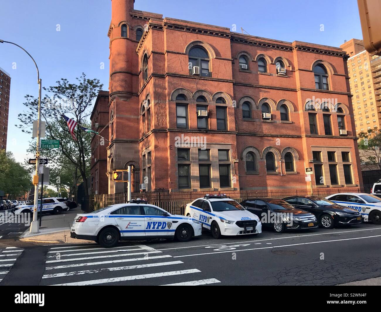 New York City Police Department 88th Precinct, Brooklyn - Polizeistation an der Ecke Classon Avenue und Dekalb Avenue mit mehreren Polizei interzeptoren vor Der builging geparkt - New York, USA Stockfoto