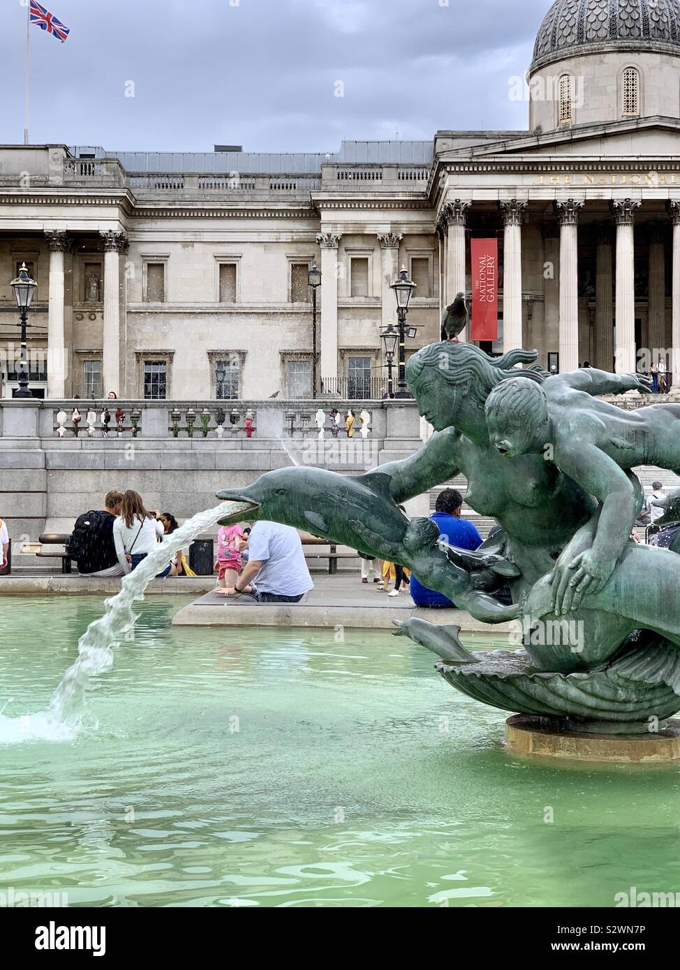 London, Großbritannien - 28 August 2019: ein Brunnen auf dem Trafalgar Square. Stockfoto