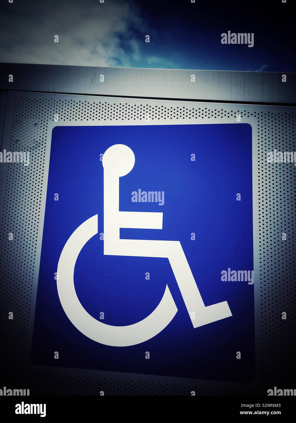 Reservierter Parkplatz für Rollstuhlfahrer anmelden Uk Stockfoto