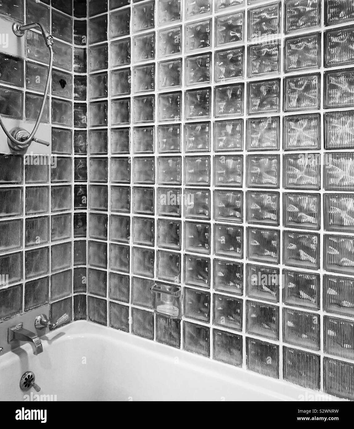 Glas Block tub Surround, Frelinghuysen Morris House & Studio, Nantucket, Massachusetts, United States - Smartphone-aufgenommenes Stockfoto