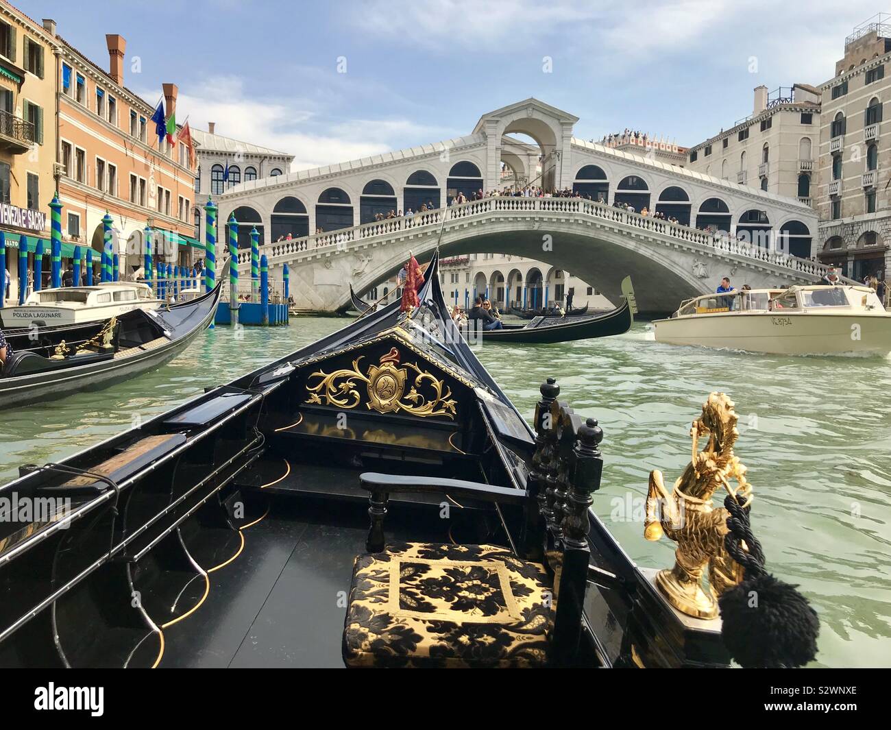 Gondelfahrt auf dem Canale Grande Richtung Rialto Brücke, Venedig, Italien, Europa Stockfoto