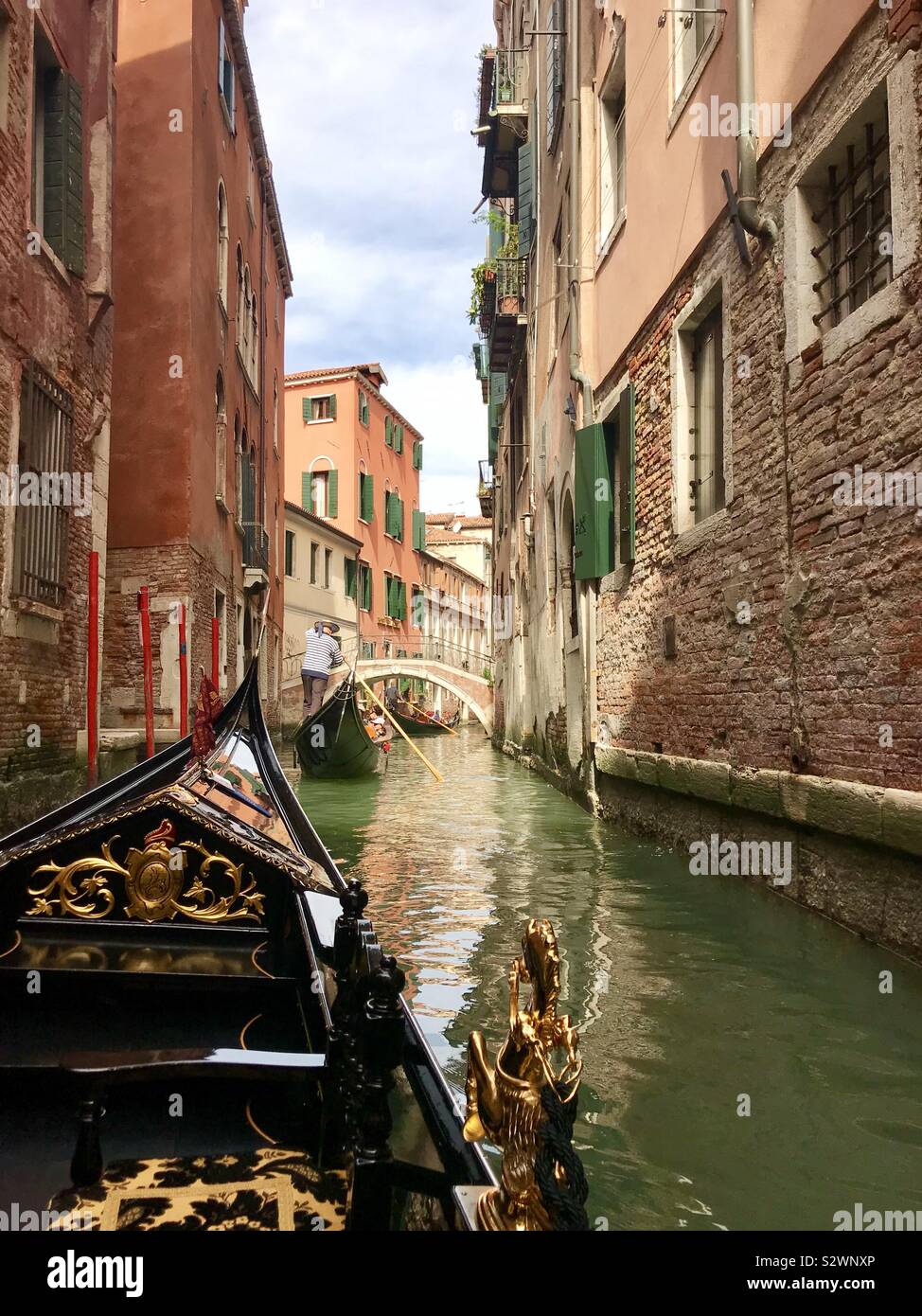Gondelfahrt, eines von Venedigs enge Kanäle, Italien, Europa Stockfoto