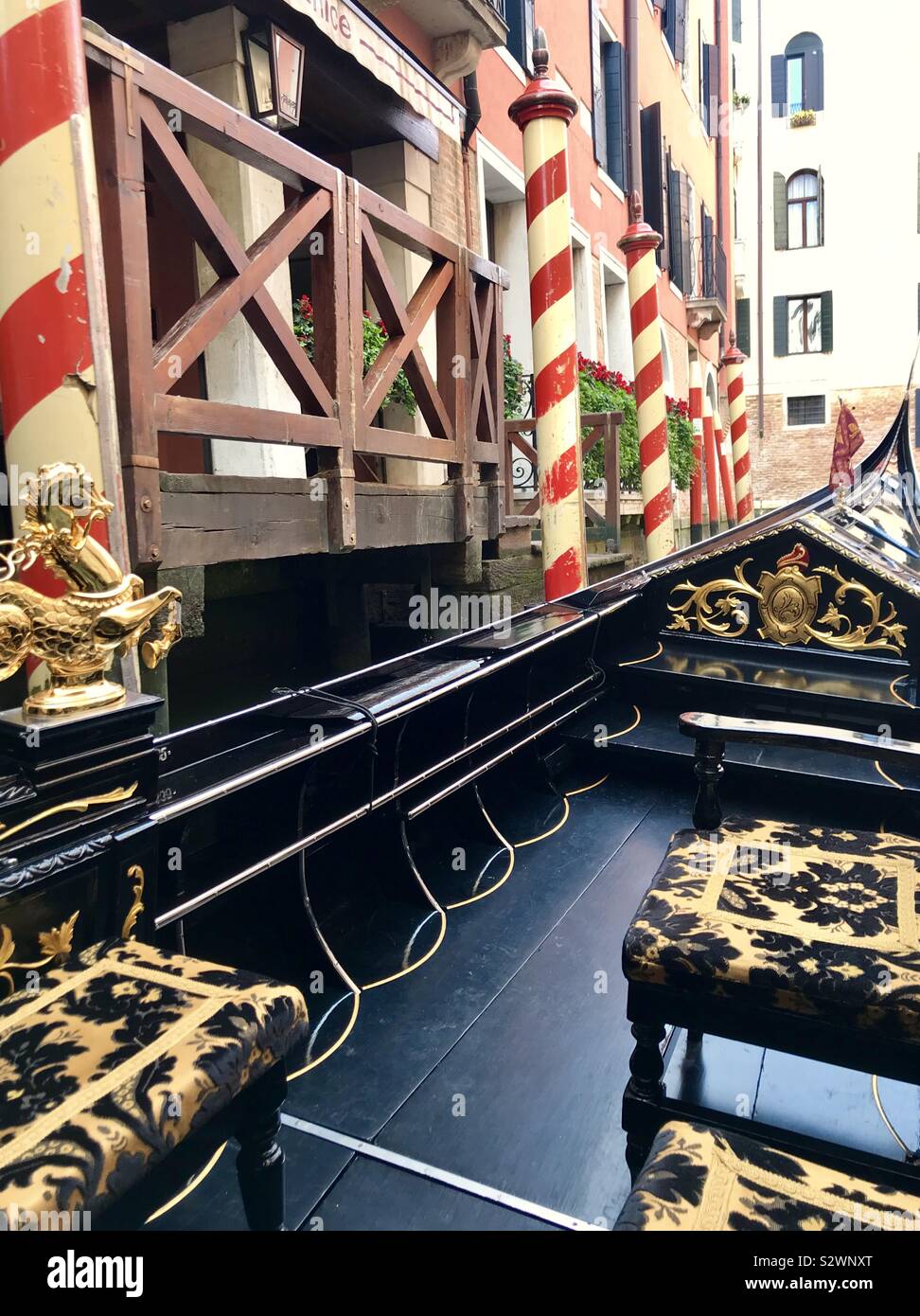 Reich verzierte Gondel günstig auf Venedig Canal, Italien, Europa Stockfoto