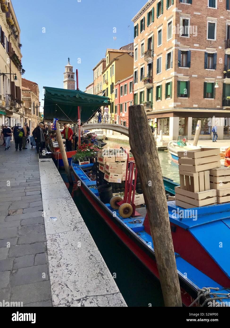 Waterside Markt auf einem Kanal in Venedig, Italien, Europa Stockfoto