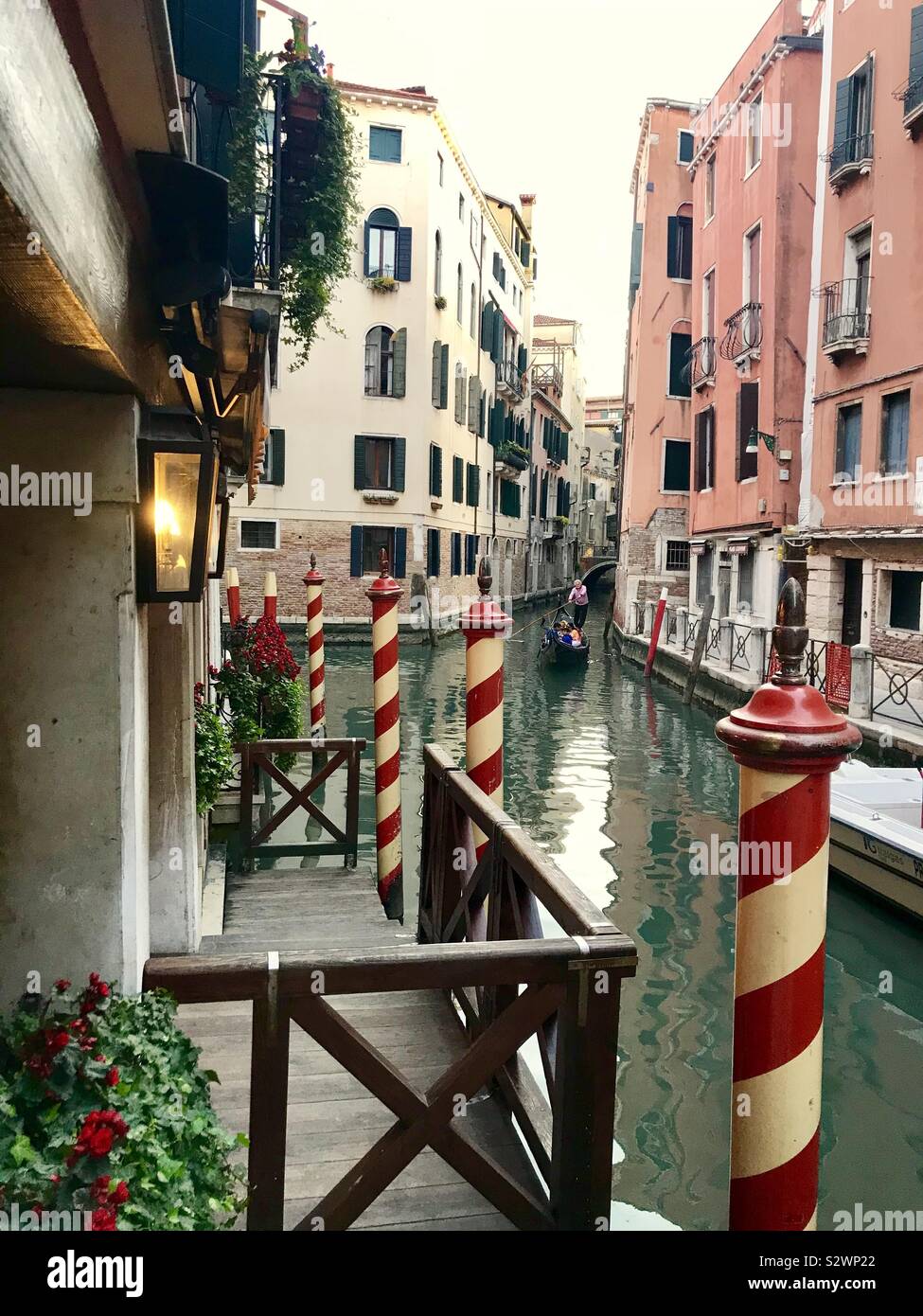 Schmalen Kanal durch Gebäude von Venedig, Italien, Europa Stockfoto