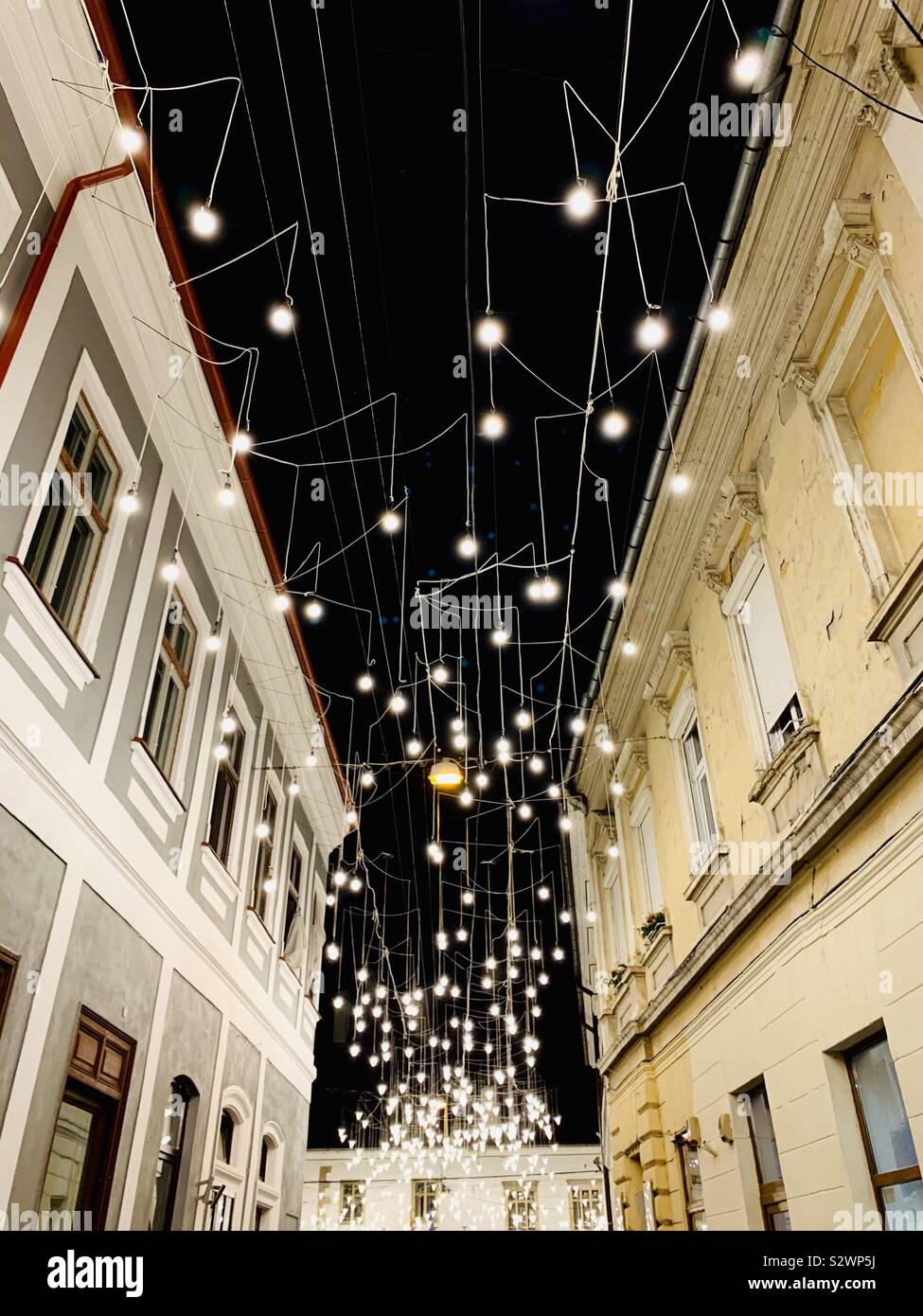 Schöne Glühbirnen in der historischen Stadt Cluj-Napoca. Stockfoto