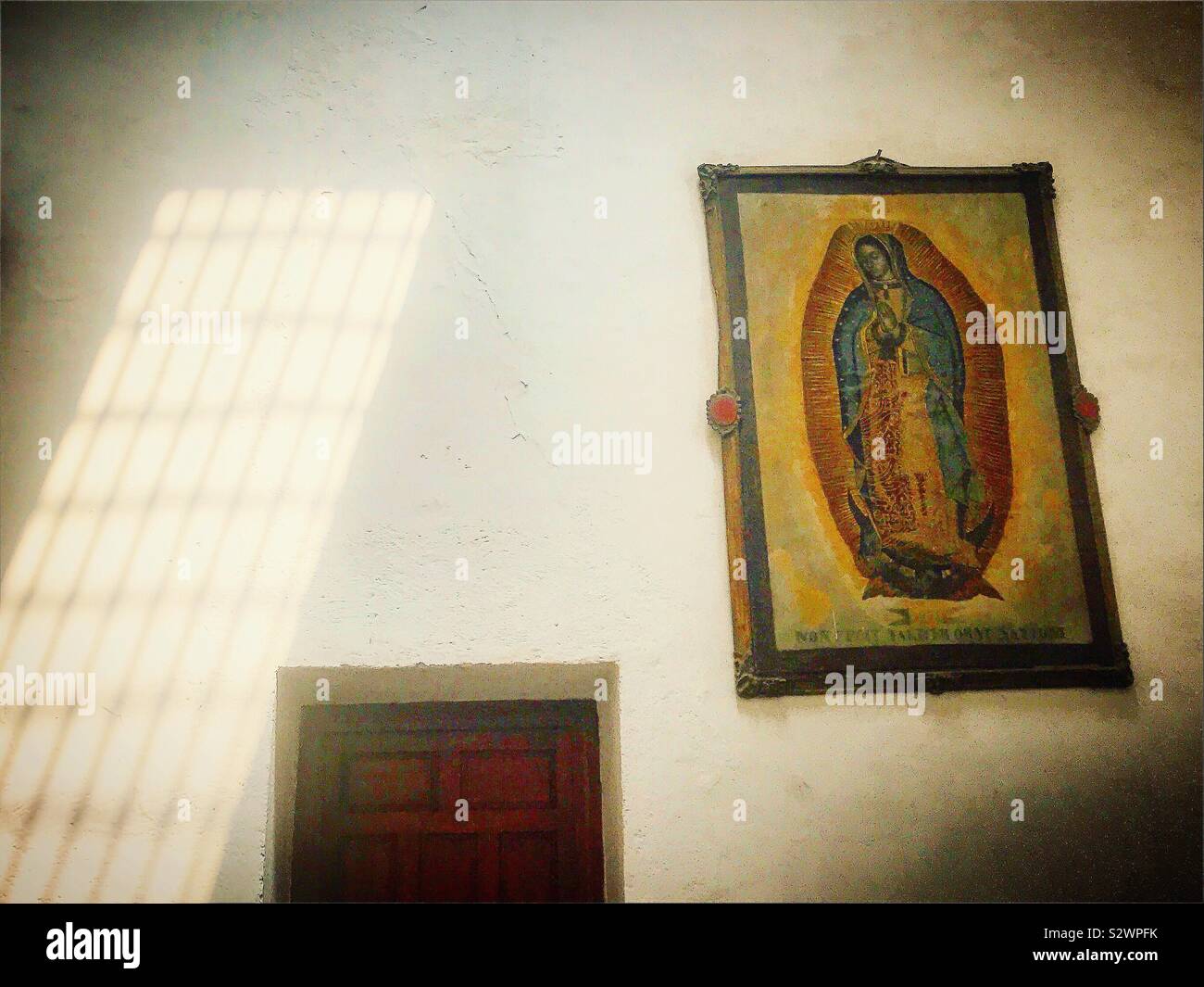 Sonnenlicht betritt ein Zimmer in der Kirche von San Juan Bautista in Coyoacán, México Stockfoto