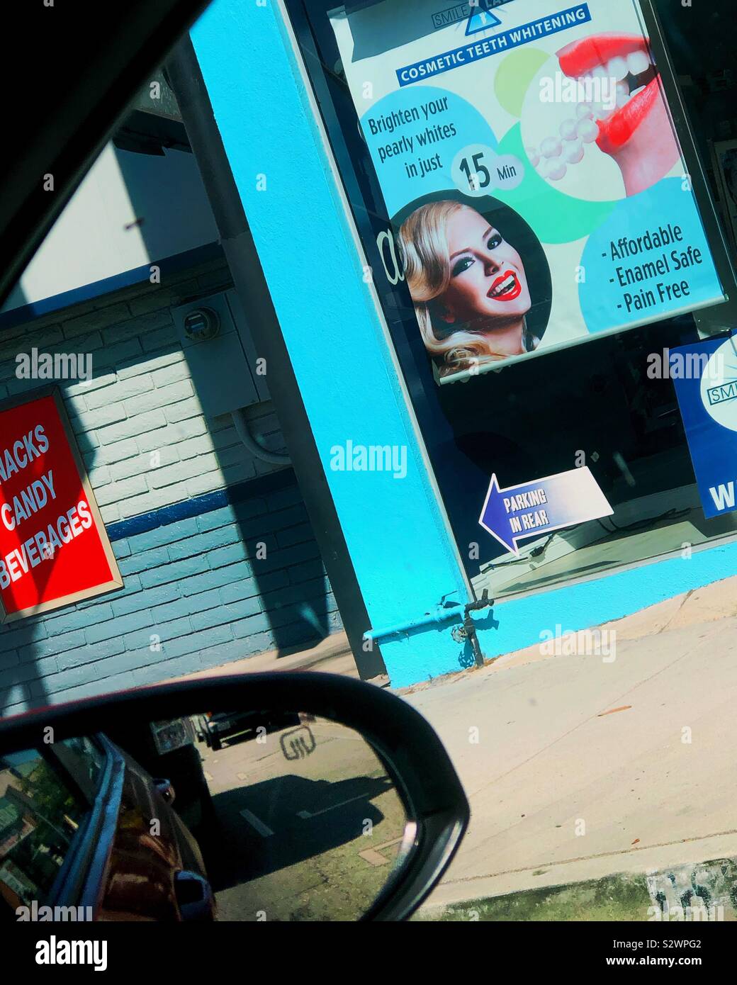 Zahn, der Werbung in einem Schaufenster Fenster. Stockfoto