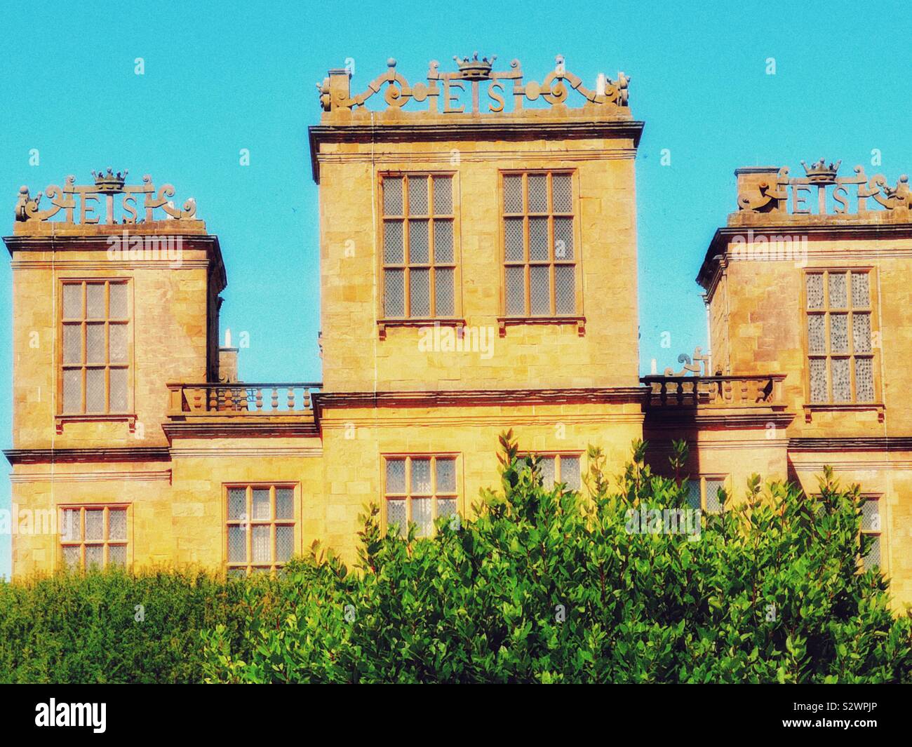 Initialen von Elizabeth Shrewsbury auf Hardwick Hall, Derbyshire, England. Grad 1 Elisabethanischen Landhaus zwischen 1590-97 von Robert Smythson für Bess von Hardwick, Elizabeth Shrewsbury gebaut aufgeführt Stockfoto