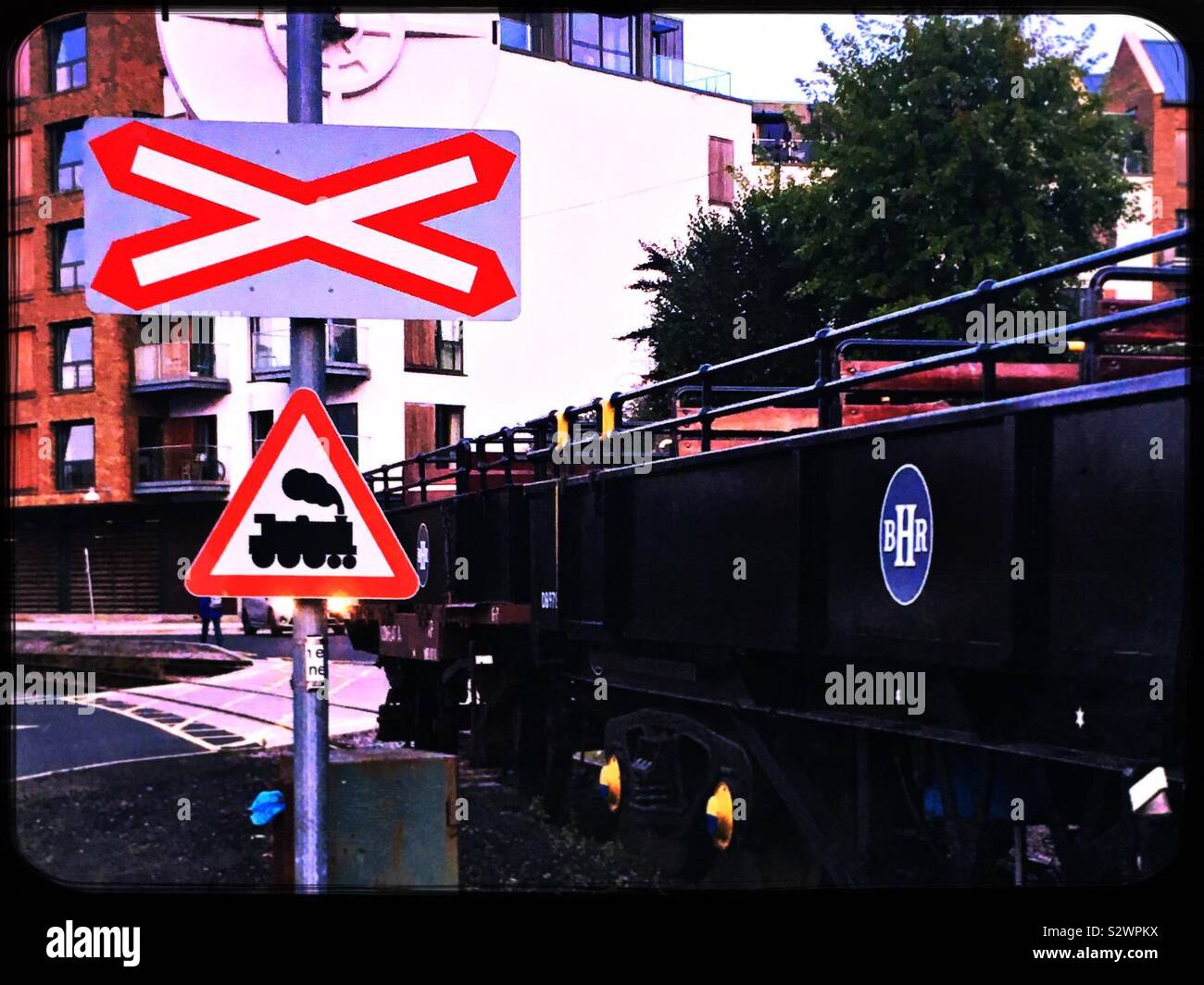 Schilder warnen vor einem Bahnübergang, und ein Lkw mit BHR Initialen für Bristol Hafenbahn Stockfoto