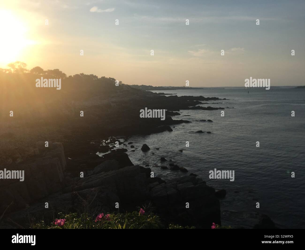 Felsvorsprung auf den Ocean in Cape Elizabeth, Maine bei Sonnenuntergang Stockfoto