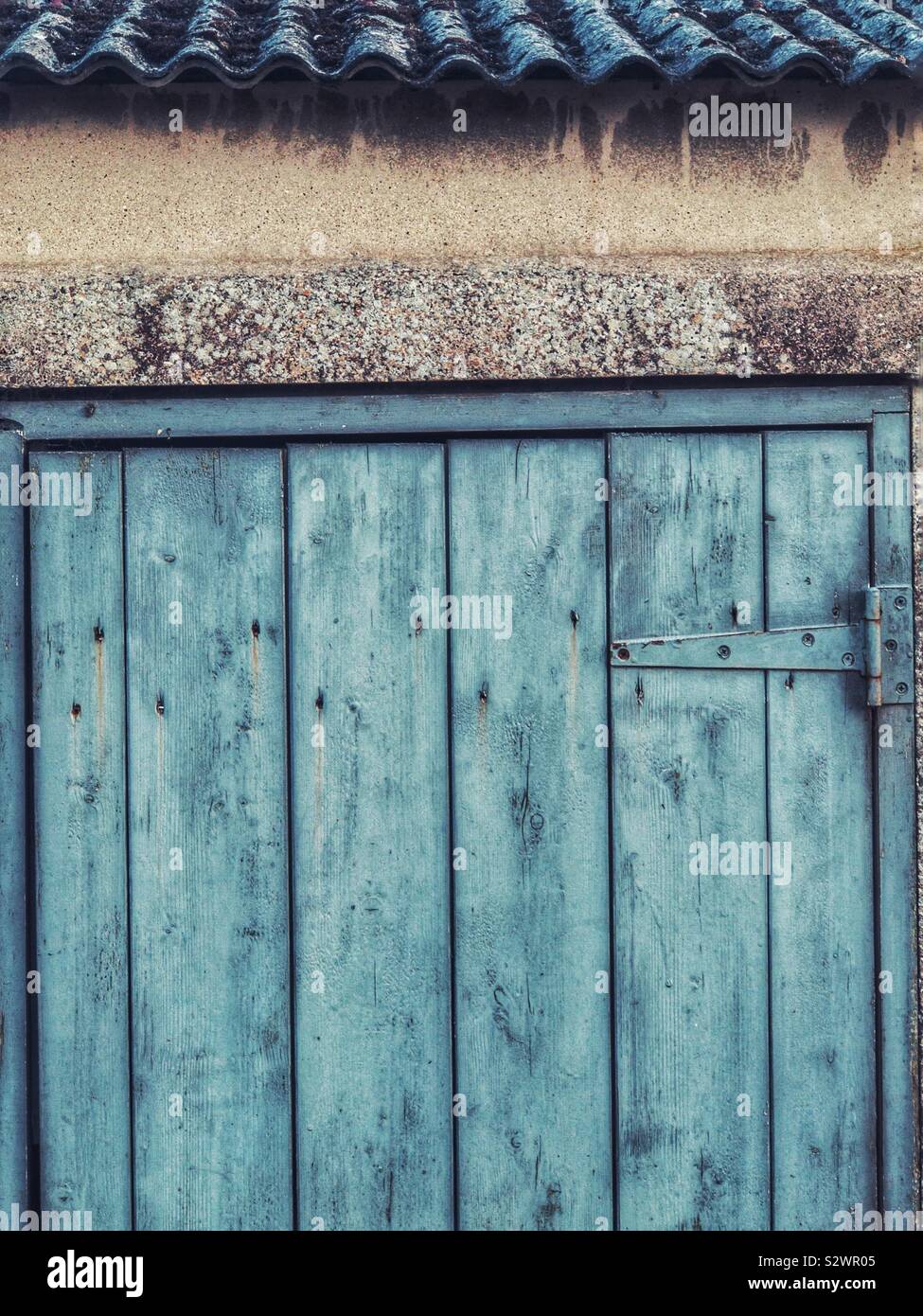 Detail der hölzernen Tür von einem Schuppen. Stockfoto