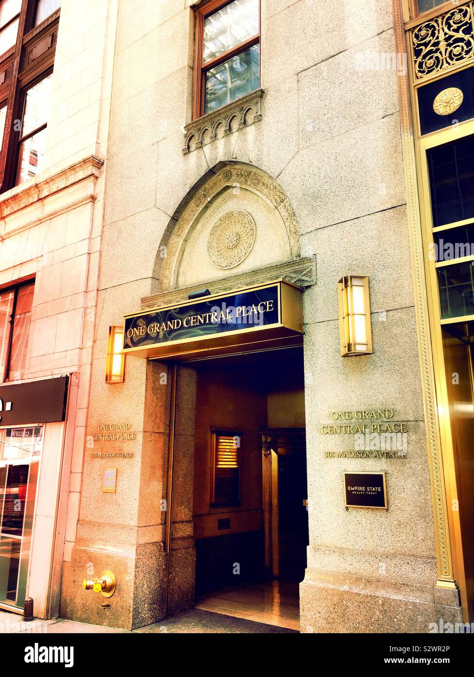 Eingang zu einer großen zentralen Platz bei 305 Madison Ave, Midtown Manhattan, New York City, USA Stockfoto