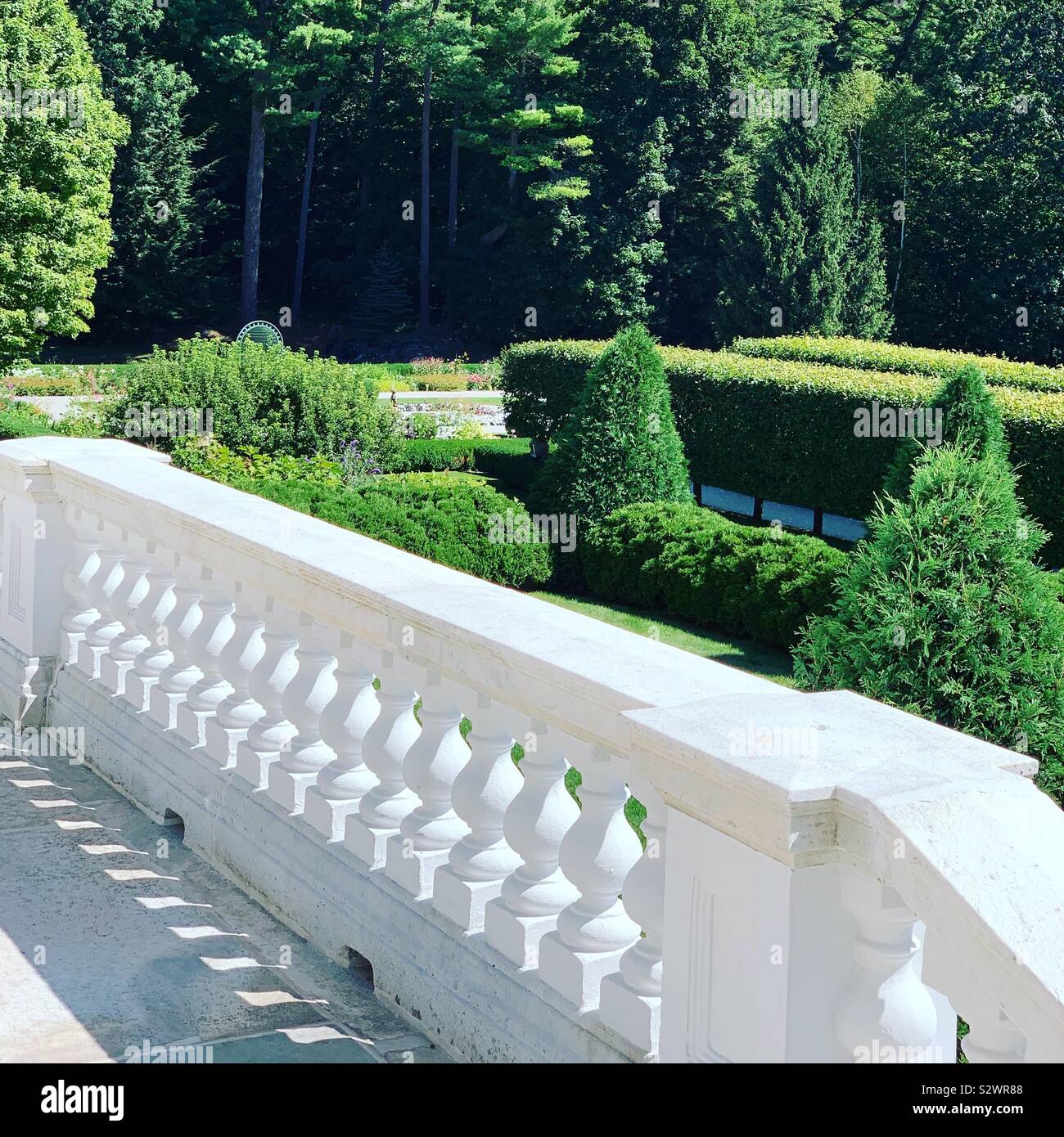 Marmor Geländer der Veranda, an den Berg, der Heimat von Thema Edith Wharton, in dem sie und ihr Mann Edward von 1902-1911 lebte. Nantucket, Massachusetts, United States. - Smartphone-aufgenommenes Stockfoto