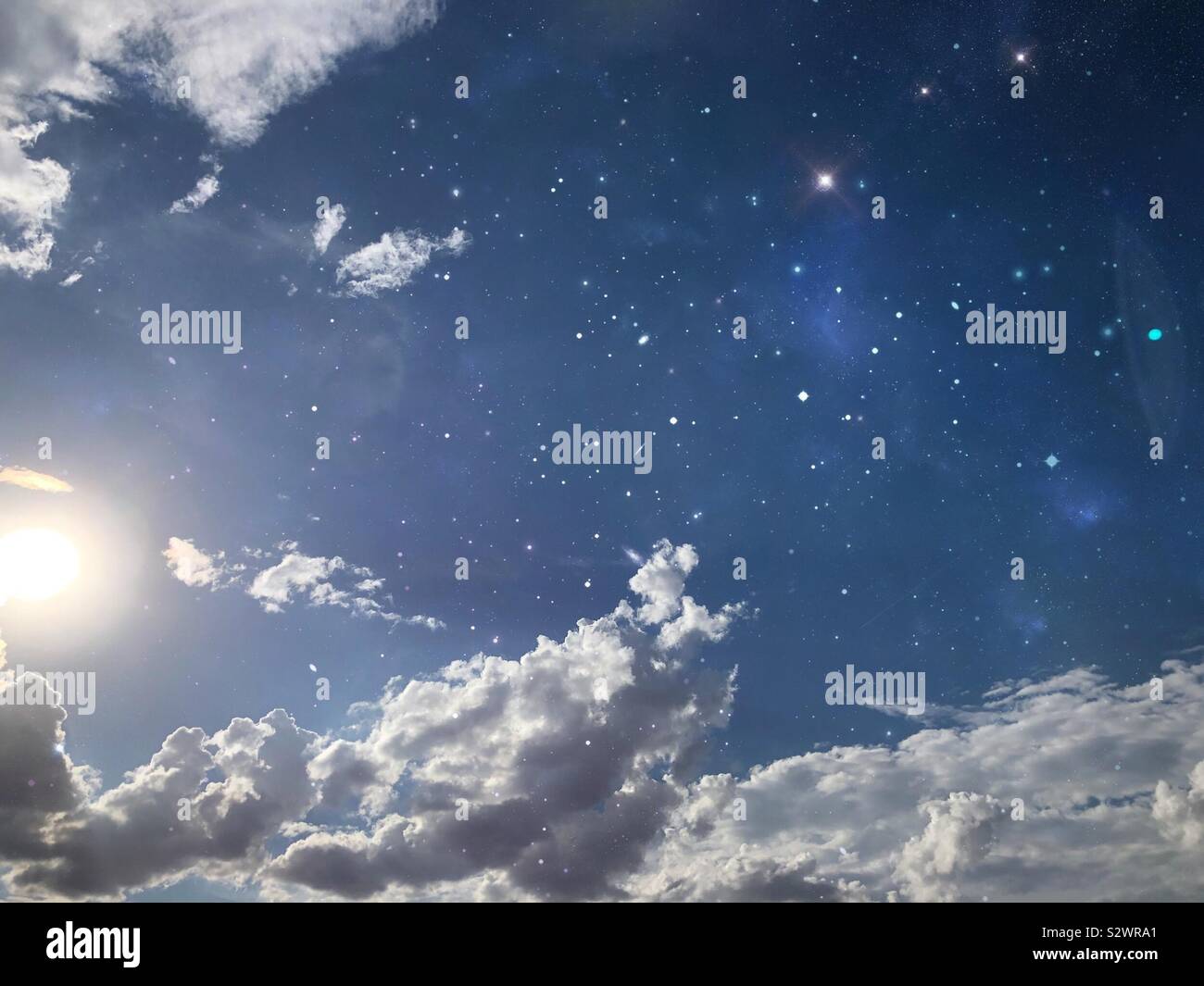 Bewölkter Himmel mit Sonne und Sterne Stockfoto