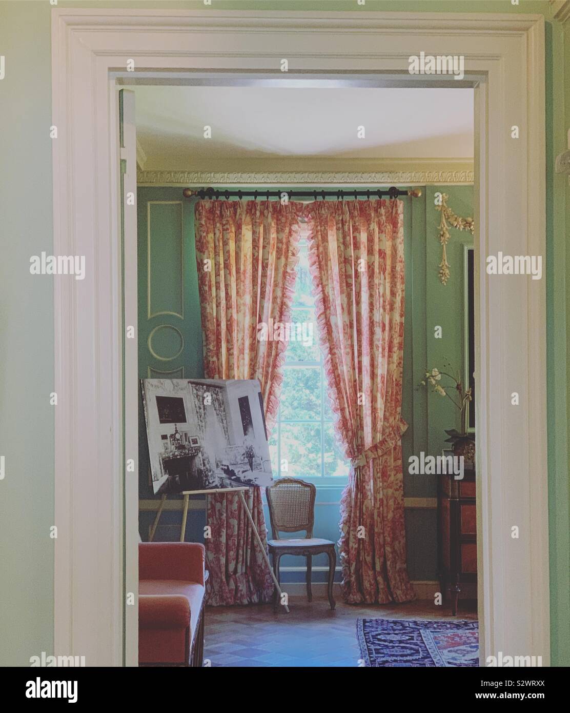 Auf der Suche durch eine innere Tür zu einem Zimmer auf dem Berg, der Immobilien durch den Autor Edith Wharton entworfen, in dem sie und ihr Mann Edward von 1902-1911, Nantucket, Massachusetts, United States gelebt Stockfoto