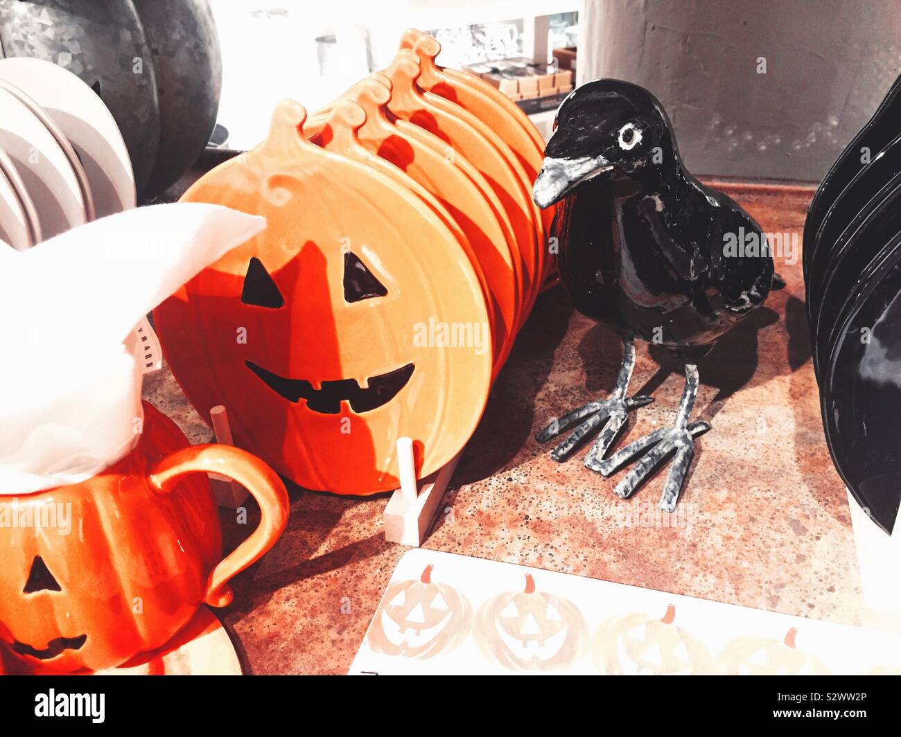 Halloween Items zum Verkauf an einer Home Decor store darunter Jack-o'-Lantern Geschirr und ein schwarzer Rabe, USA - Smartphone-aufgenommenes Stockfoto