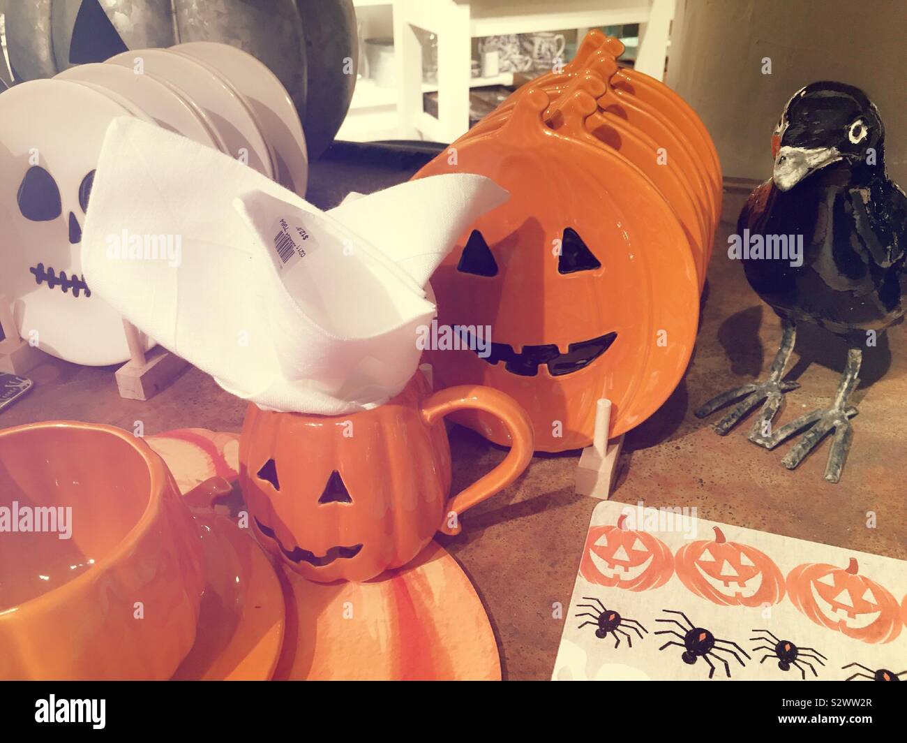 Halloween Items für den Verkauf zu Home Decor Speicher einschließlich Jacko Laternen Geschirr und eine metallische Raven, USA - Smartphone-aufgenommenes Stockfoto