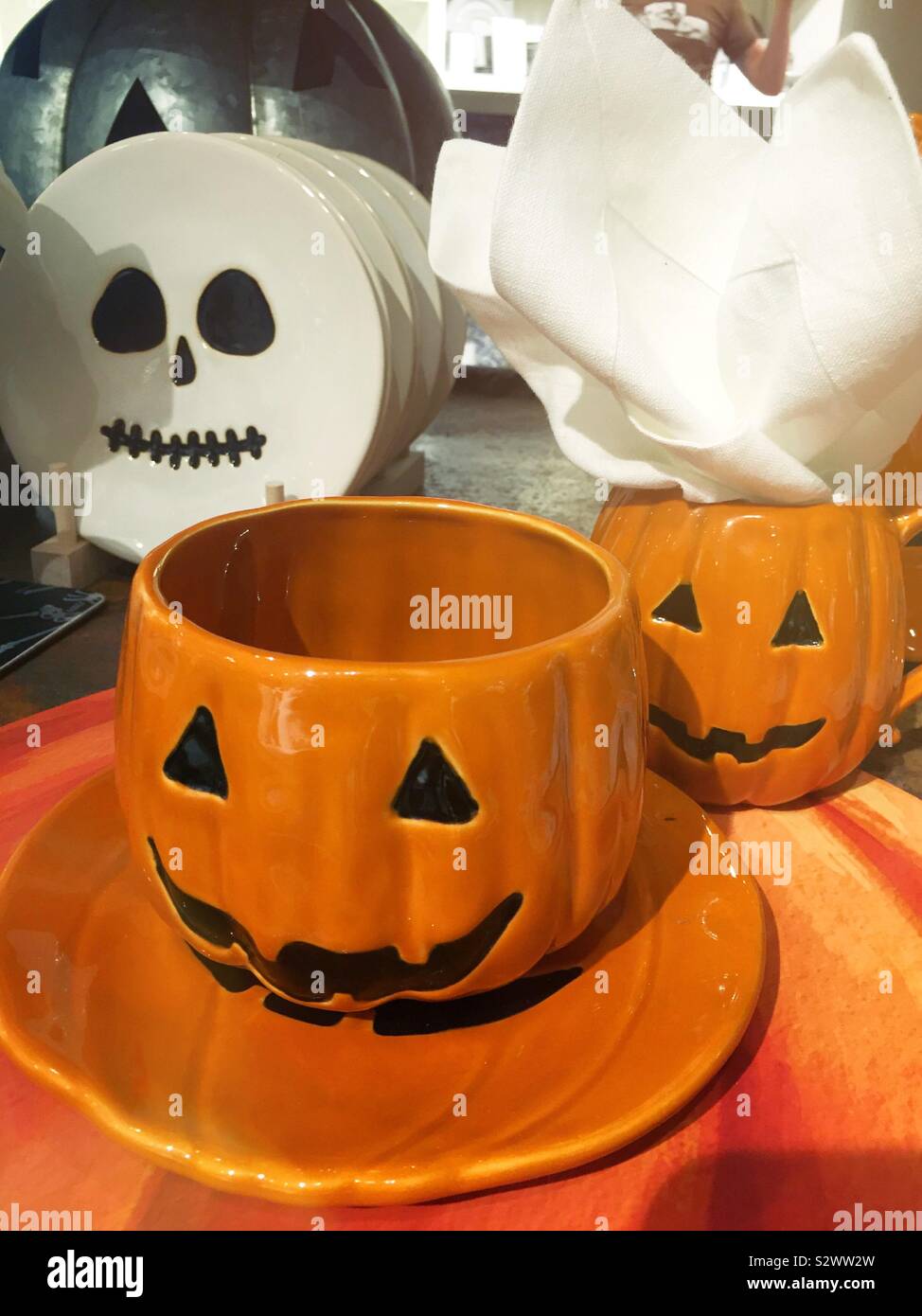 Halloween Items darunter Jack-o'-Lantern China zum Verkauf an einer Home Decor store, USA - Smartphone-aufgenommenes Stockfoto