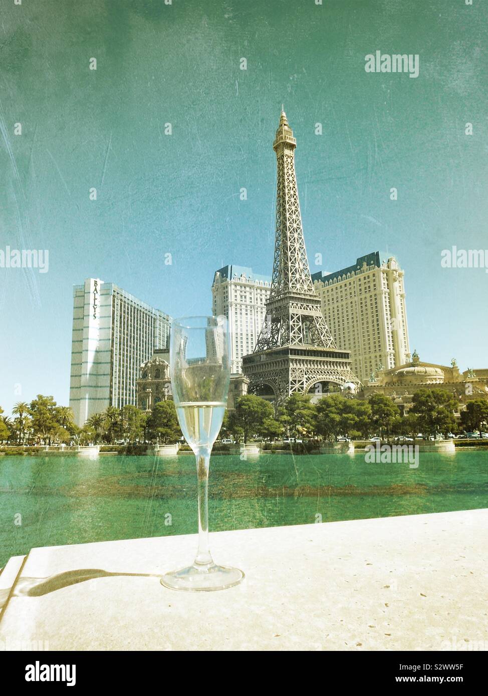 Eiffelturm Replik auf Las Vegas mit einem Glas Champagner im Vordergrund Stockfoto