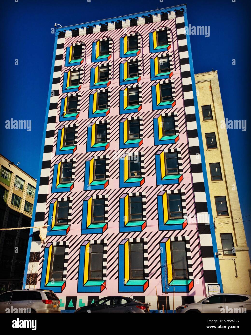 Lebendige Wandgemälde auf der Fassade des Gebäudes - Industrie Stadt Brooklyn - Smartphone-aufgenommenes Stockfoto